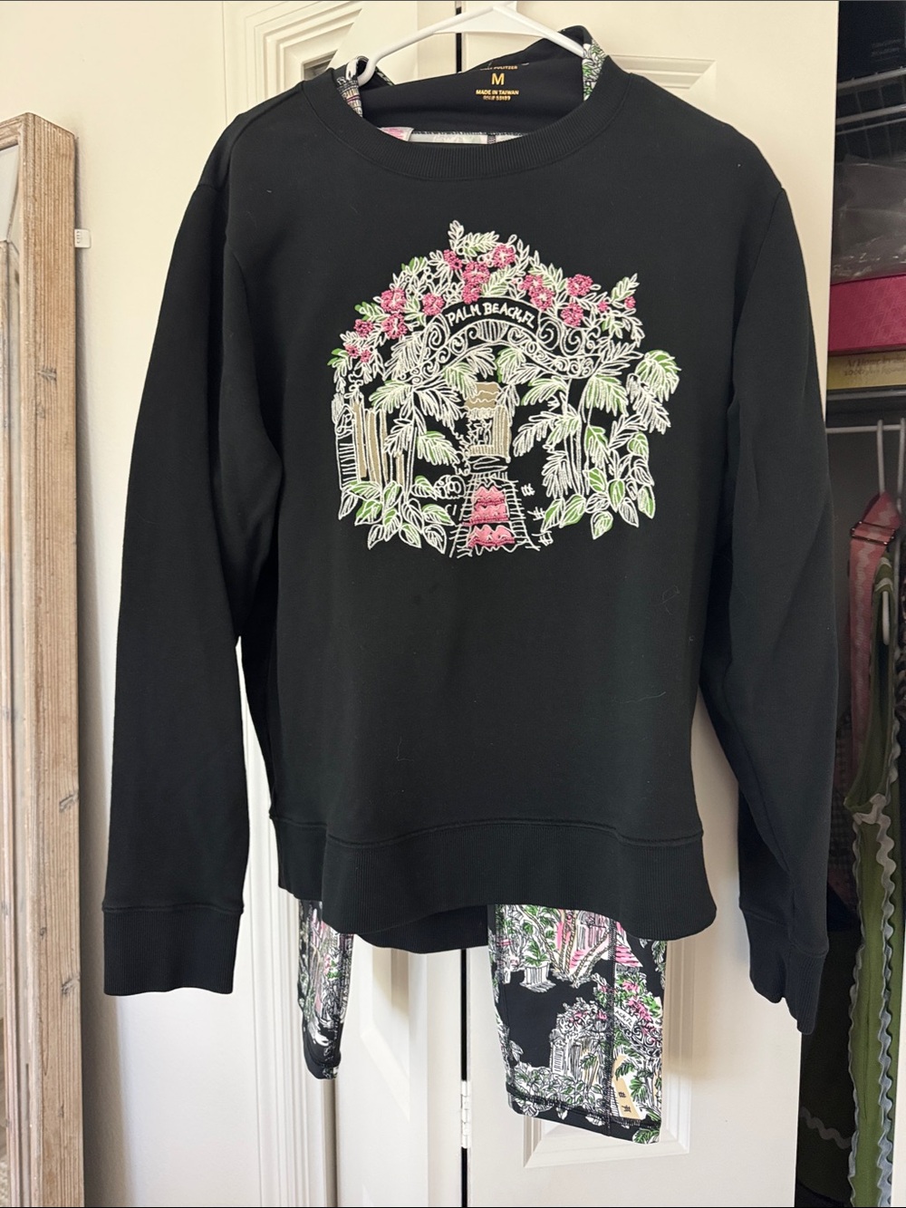 Lilly Pulitzer Black Scenic Print Cropped leggings M matching sweatshirt L - Picture 3 of 3